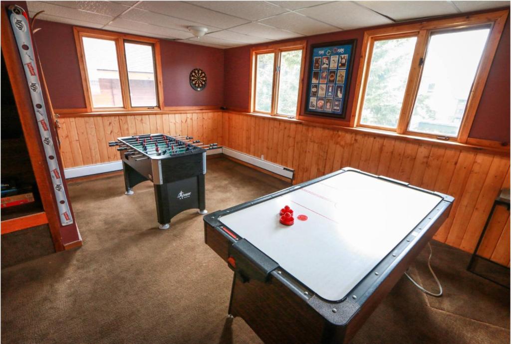 Rocky Mountain Retreat- Enormous House Sleeps 23 photo 4