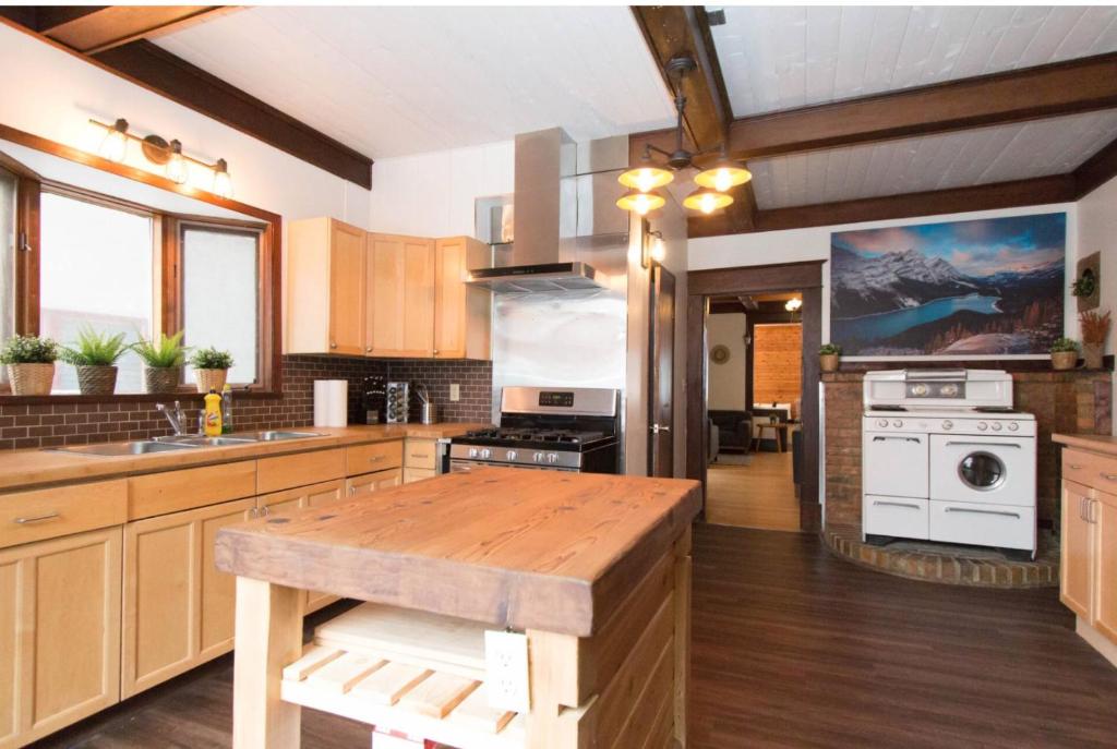 Rocky Mountain Retreat- Enormous House Sleeps 23 photo 3
