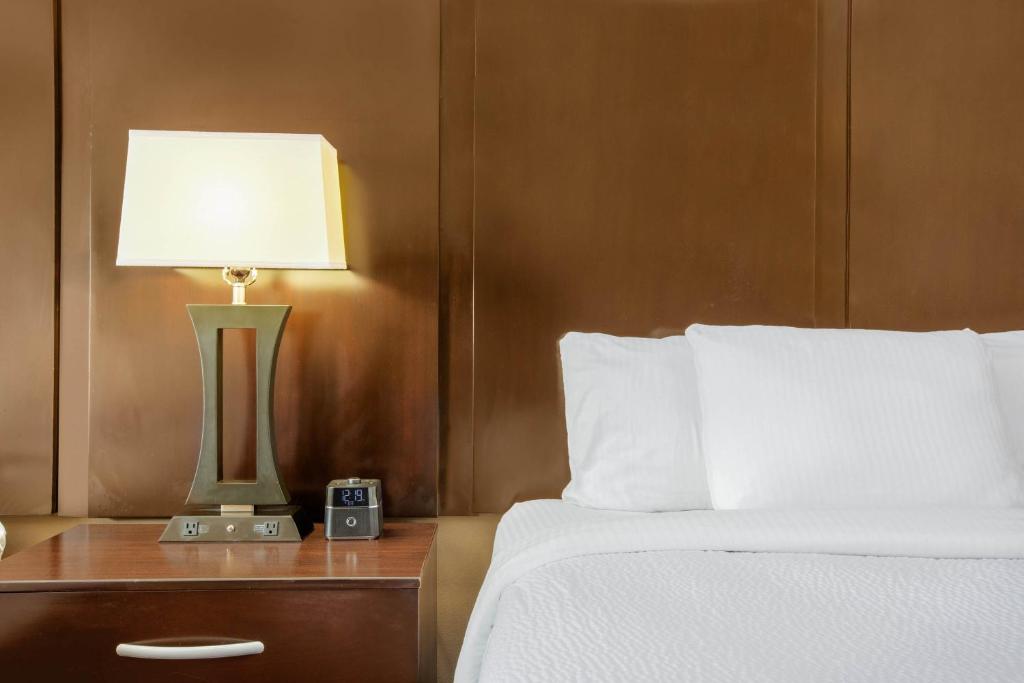 La Quinta Inn & Suites by Wyndham Conway image