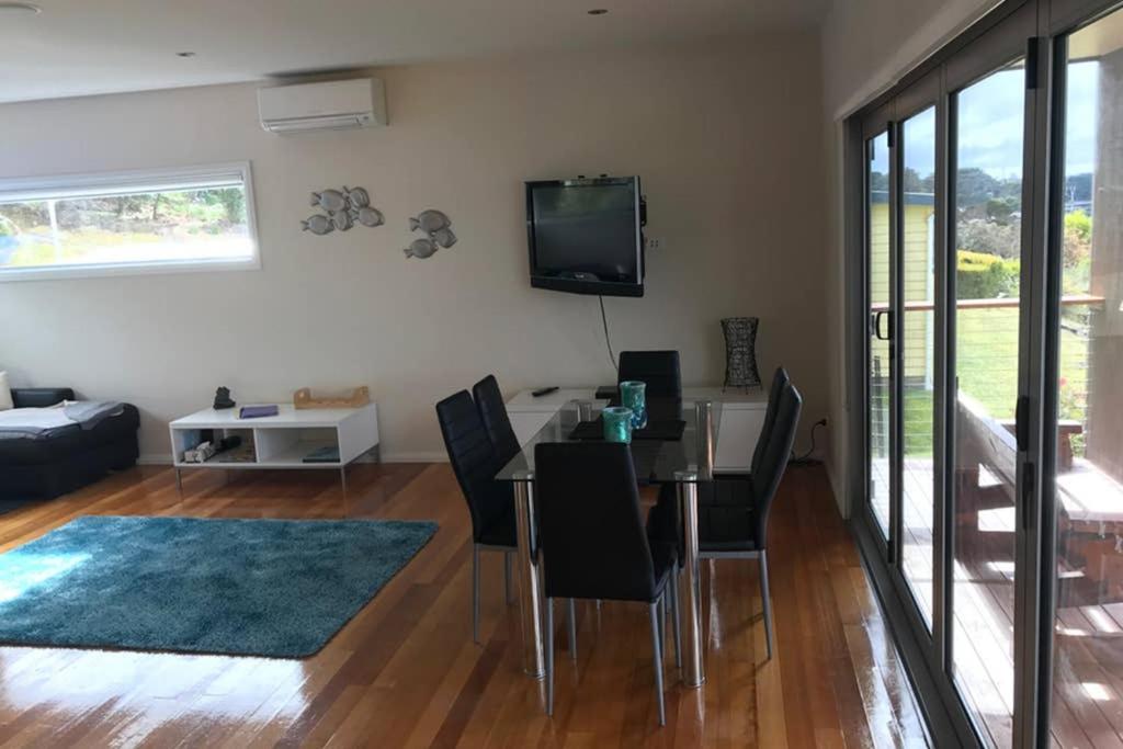 Amazing Ansons Bay Absolute Waterfront Beach House photo 3