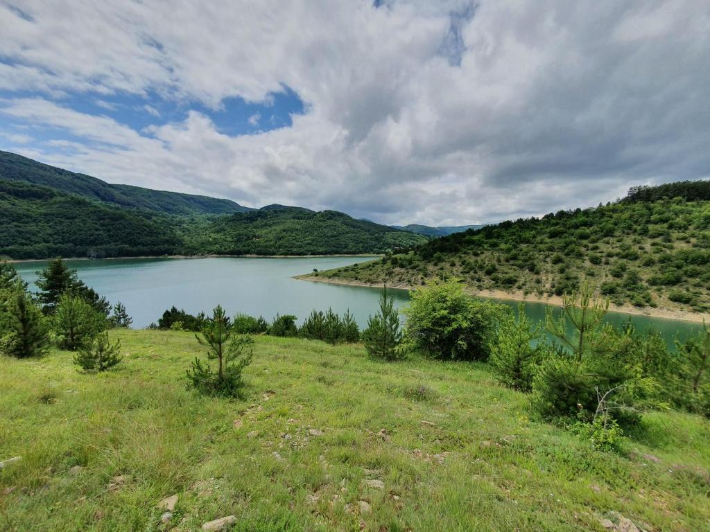 Zavojsko jezero Pirot - smestaj Manic