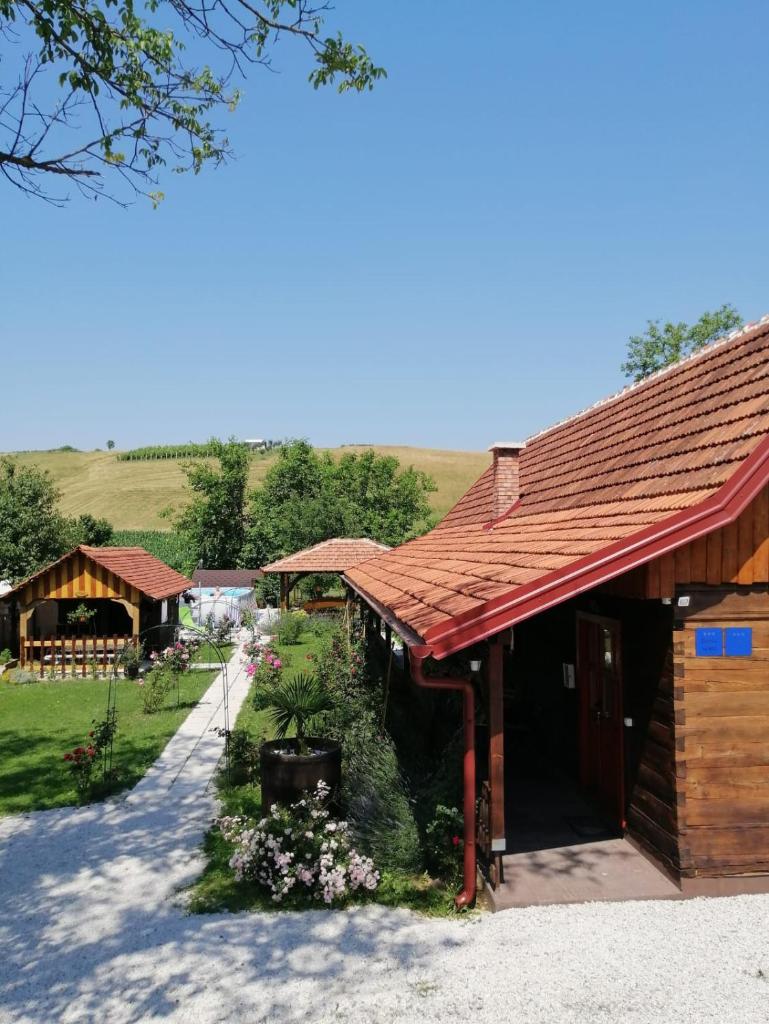 Pod orehom drvena kuća i sauna photo 1