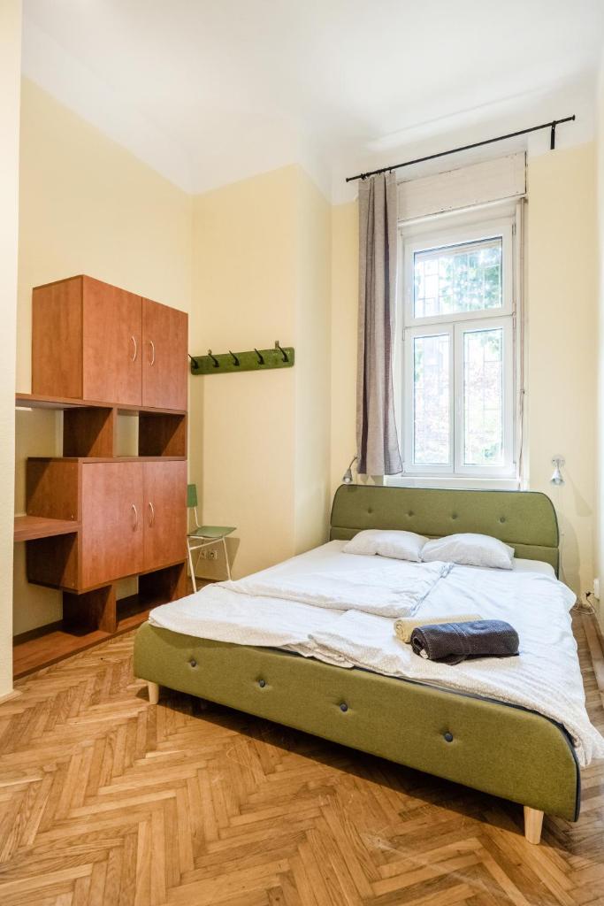 Трехместный (Стандартный трехместный номер с общей ванной комнатой), Baroque Hostel