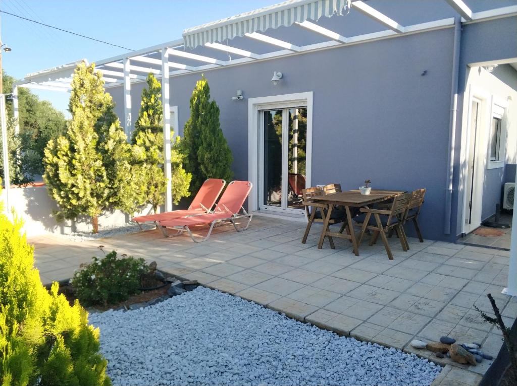 Manos Housing Units photo 2