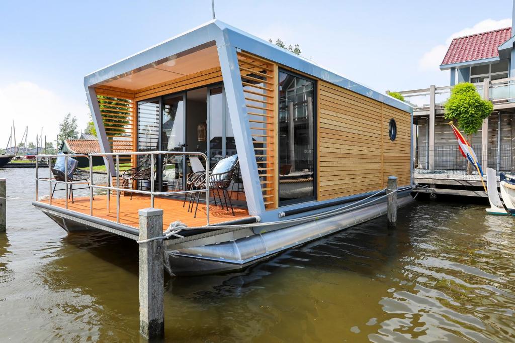 Luxe Houseboat Skoft photo 1