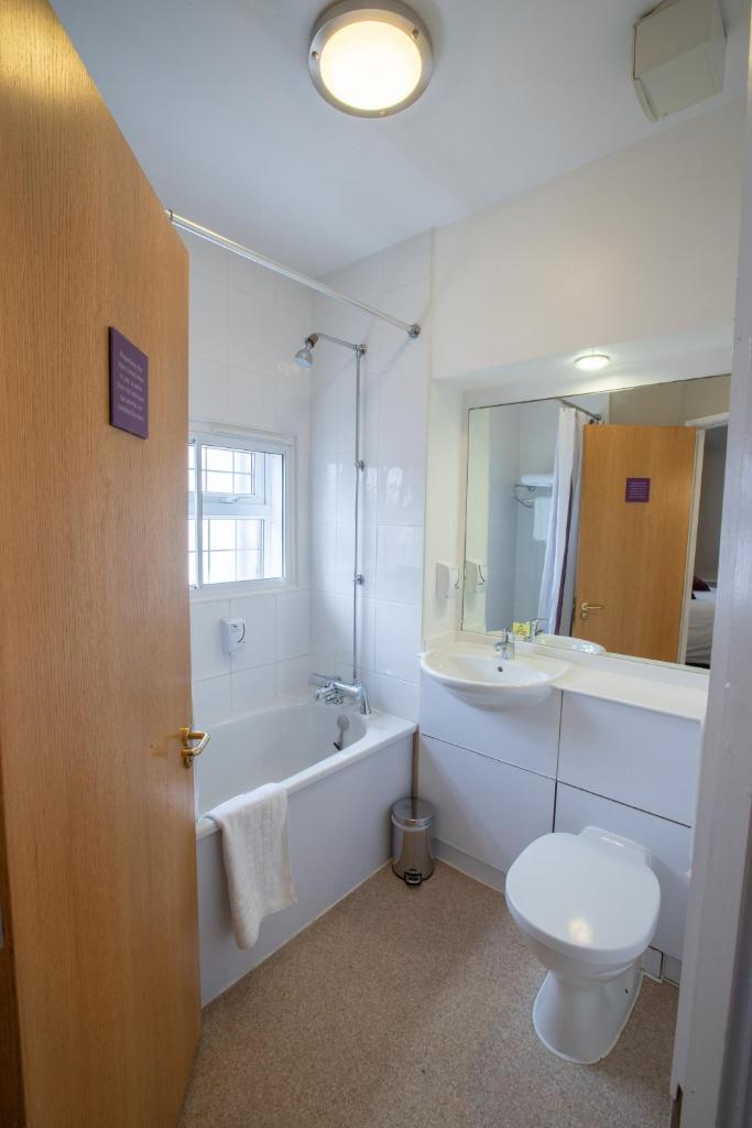 Redwings Lodge Solihull - Tap to explore photos
