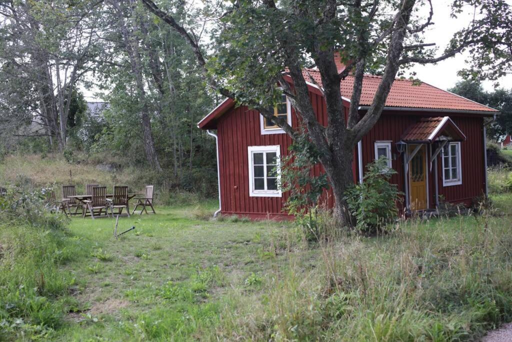 Sjönära stuga med båt och bastu photo 3