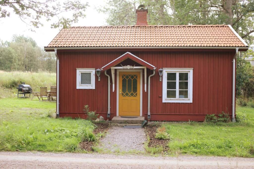Sjönära stuga med båt och bastu photo 1