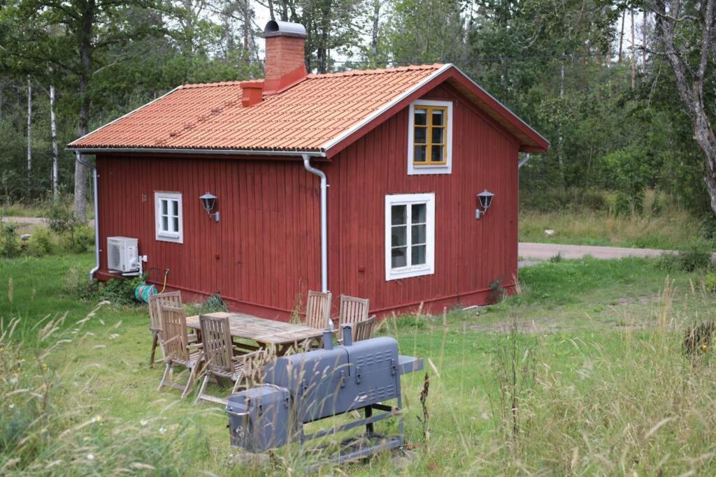 Sjönära stuga med båt och bastu photo 2