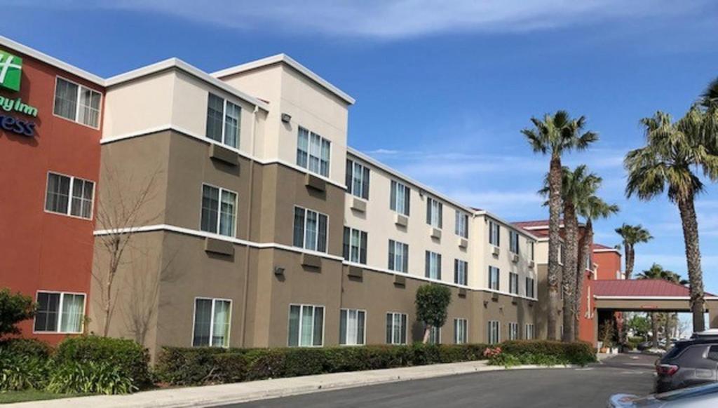 Holiday Inn Express Hotel & Suites Tracy, an IHG Hotel image