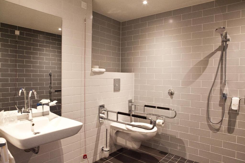 Двухместный (Double Room with Accessible Roll In Shower), Holiday Inn Express Munich - Olympiapark, an IHG Hotel