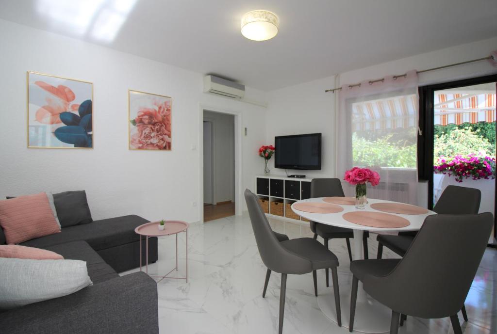 Modern apartment Sabina with nice garden photo 1