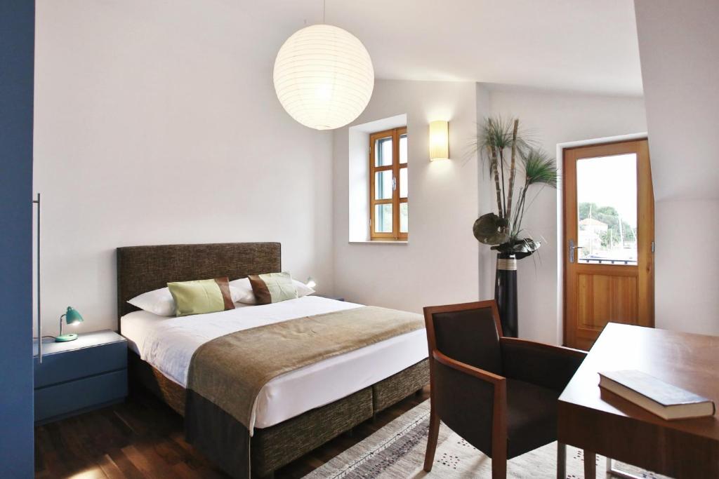 Private luxury Villa del Mar on Solta for up to 10 persons, heated pool, free parking, next to sea! FREE Kajak & Mountainbikes, GREAT living area & privacy! photo 4