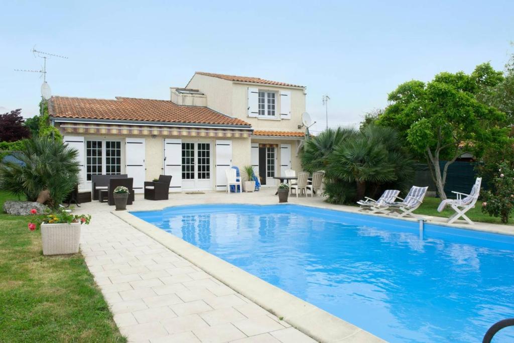 Villa de 4 chambres avec piscine privee jardin clos et wifi a Aytre a 5 km de la plage