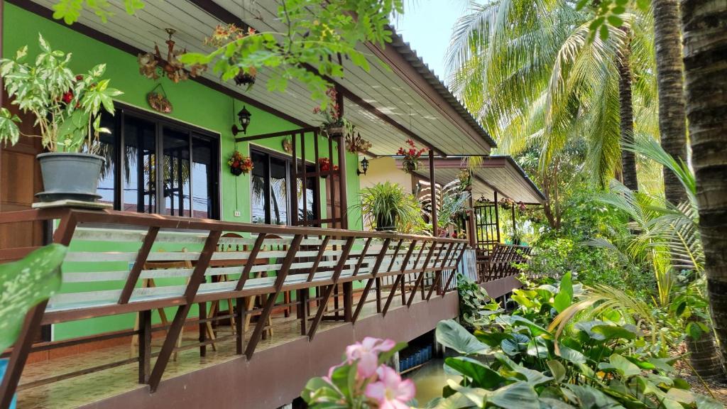 Warakorn Baansuan Amphawa photo 4
