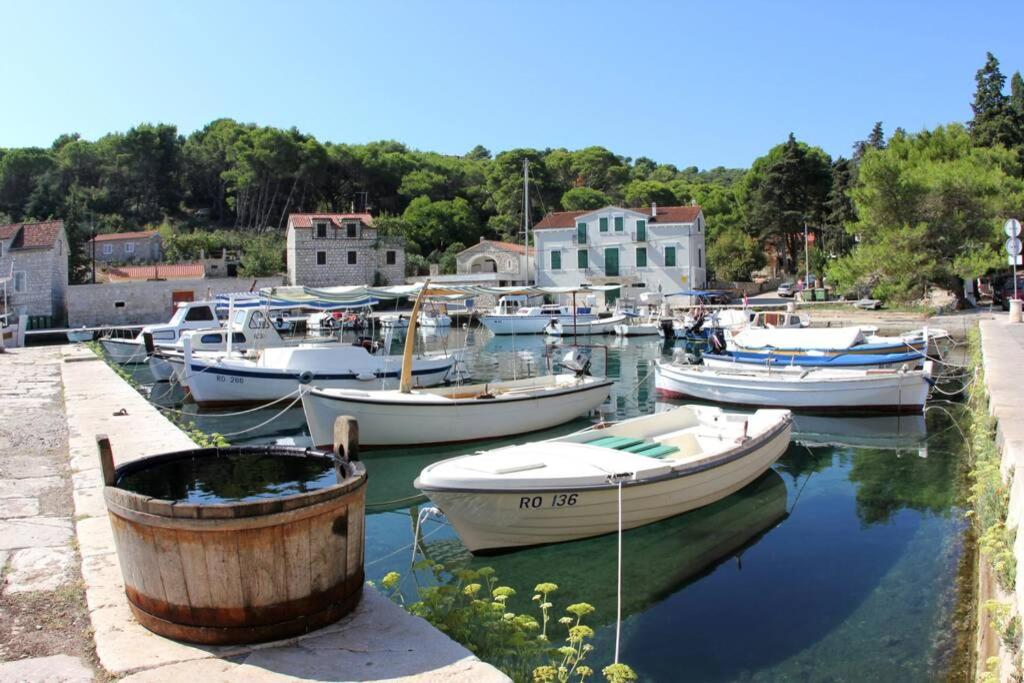 Private luxury Villa AZZURRO on Solta for up to 10 persons, free parking, very close to beach! FREE Kajak & Mountainbikes, GREAT living area & privacy! photo 4
