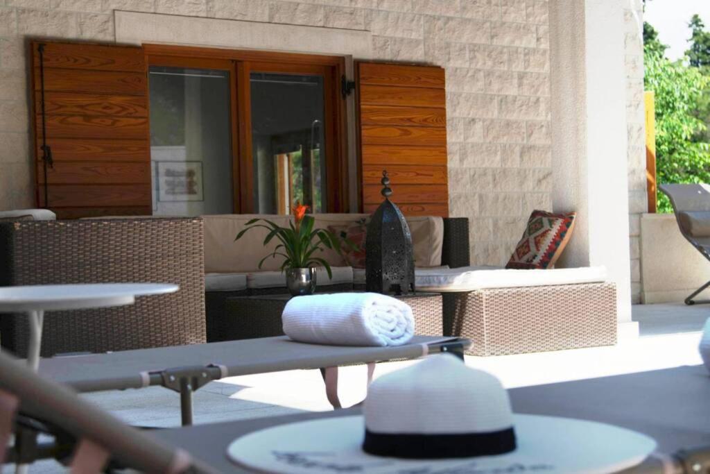 Private luxury Villa AZZURRO on Solta for up to 10 persons, free parking, very close to beach! FREE Kajak & Mountainbikes, GREAT living area & privacy! photo 2