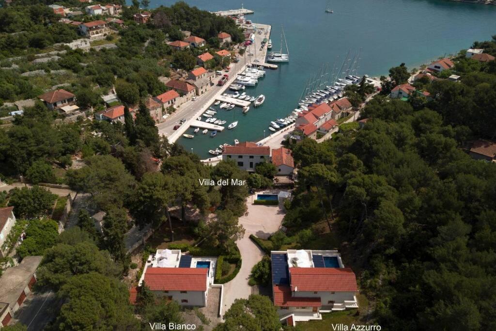 Private luxury Villa AZZURRO on Solta for up to 10 persons, free parking, very close to beach! FREE Kajak & Mountainbikes, GREAT living area & privacy! photo 3