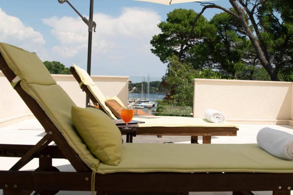 Private luxury Villa AZZURRO on Solta for up to 10 persons, free parking, very close to beach! FREE Kajak & Mountainbikes, GREAT living area & privacy! photo 1