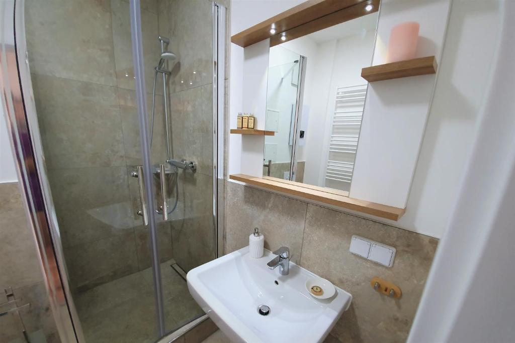 PB Ferienwohnungen - FeWo 2 - Stilvoll eingerichtetes Apartment im Herzen Senftenbergs photo 2