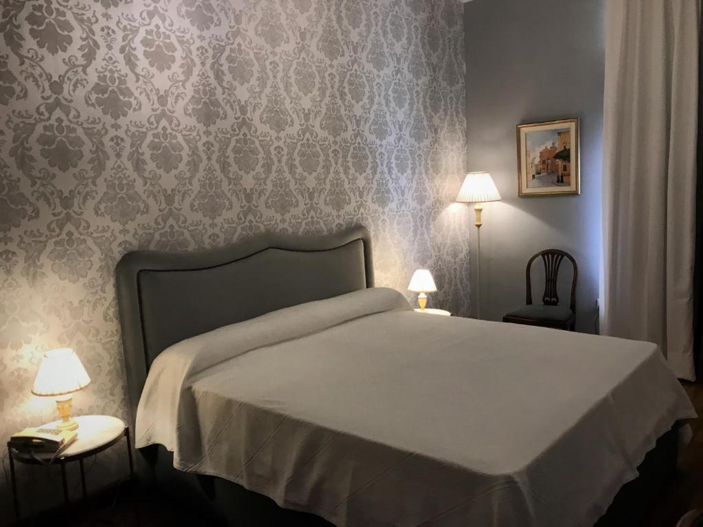 Hotel Castille - Tap to explore photos