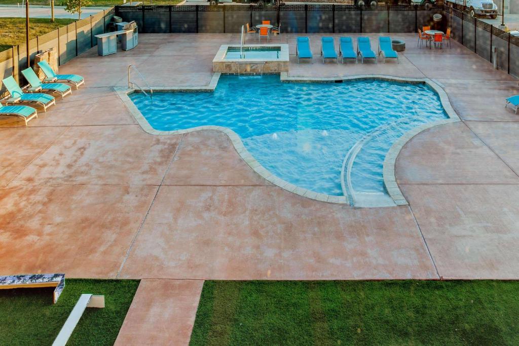 La Quinta Inn & Suites by Wyndham San Antonio Alamo City image