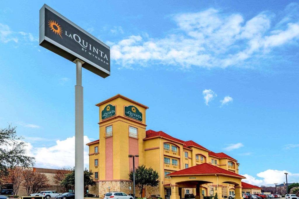 La Quinta Inn & Suites by Wyndham DFW Airport West - Bedford image