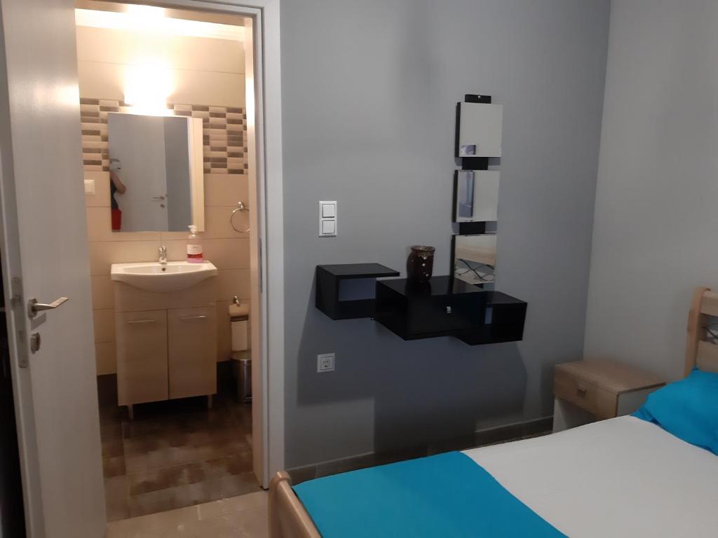 Soula's Sunshine Blue Apartment photo 3