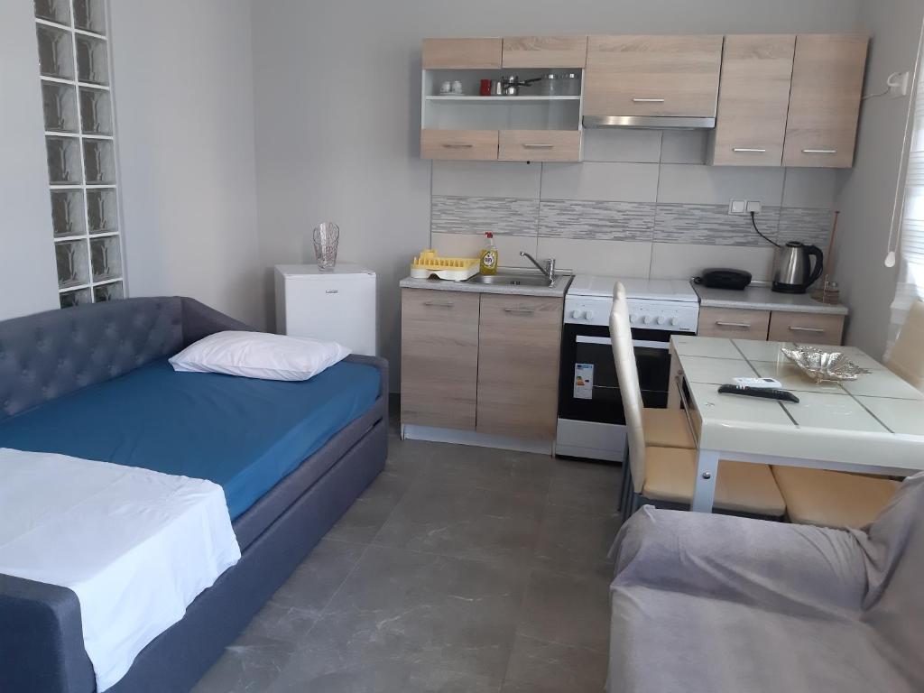 Soula's Sunshine Blue Apartment photo 4