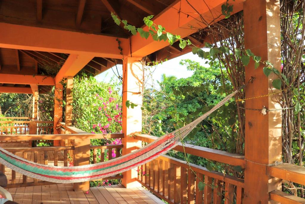 Hotel Posada Seremein Roatan photo 2
