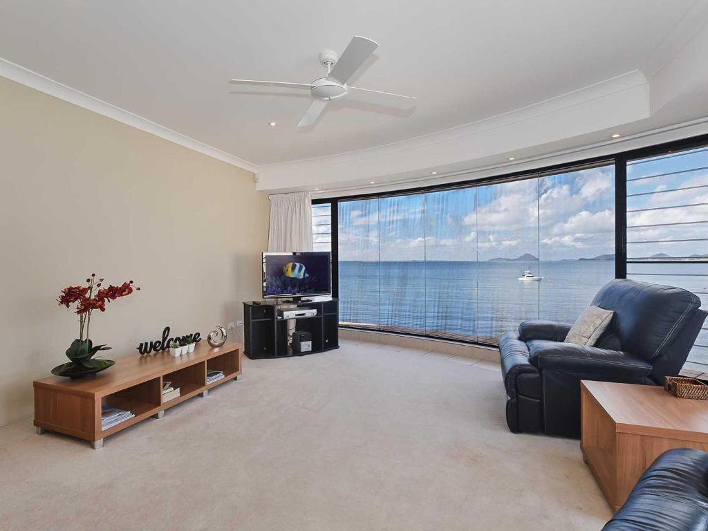 2 137 Soldiers Point Road luxury unit on the waterfront with aircon and free unlimited WiFi photo 1