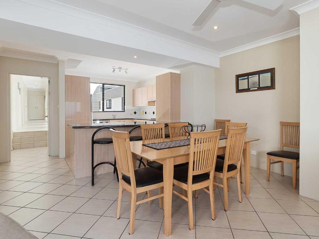 2 137 Soldiers Point Road luxury unit on the waterfront with aircon and free unlimited WiFi photo 4