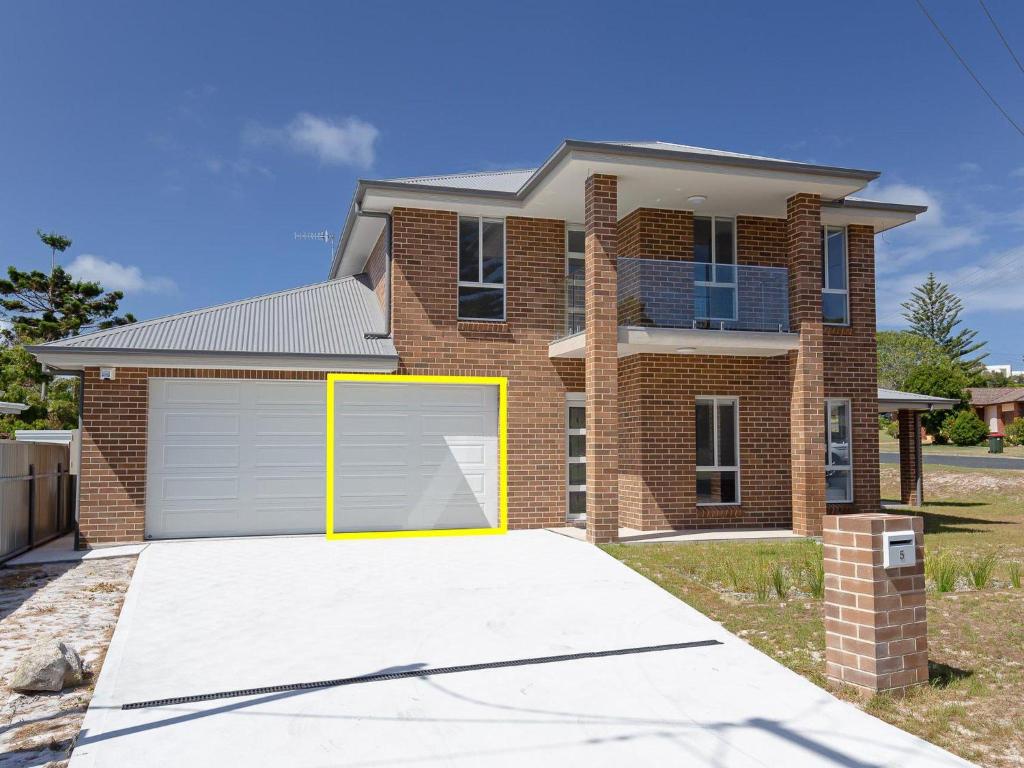 5 Bent Street huge house with Foxtel and Aircon
