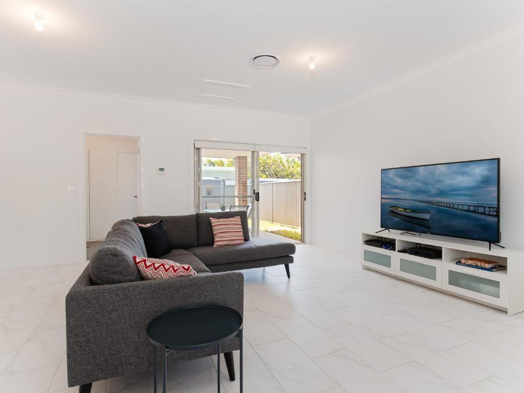 5 Bent Street huge house with Foxtel and Aircon photo 3