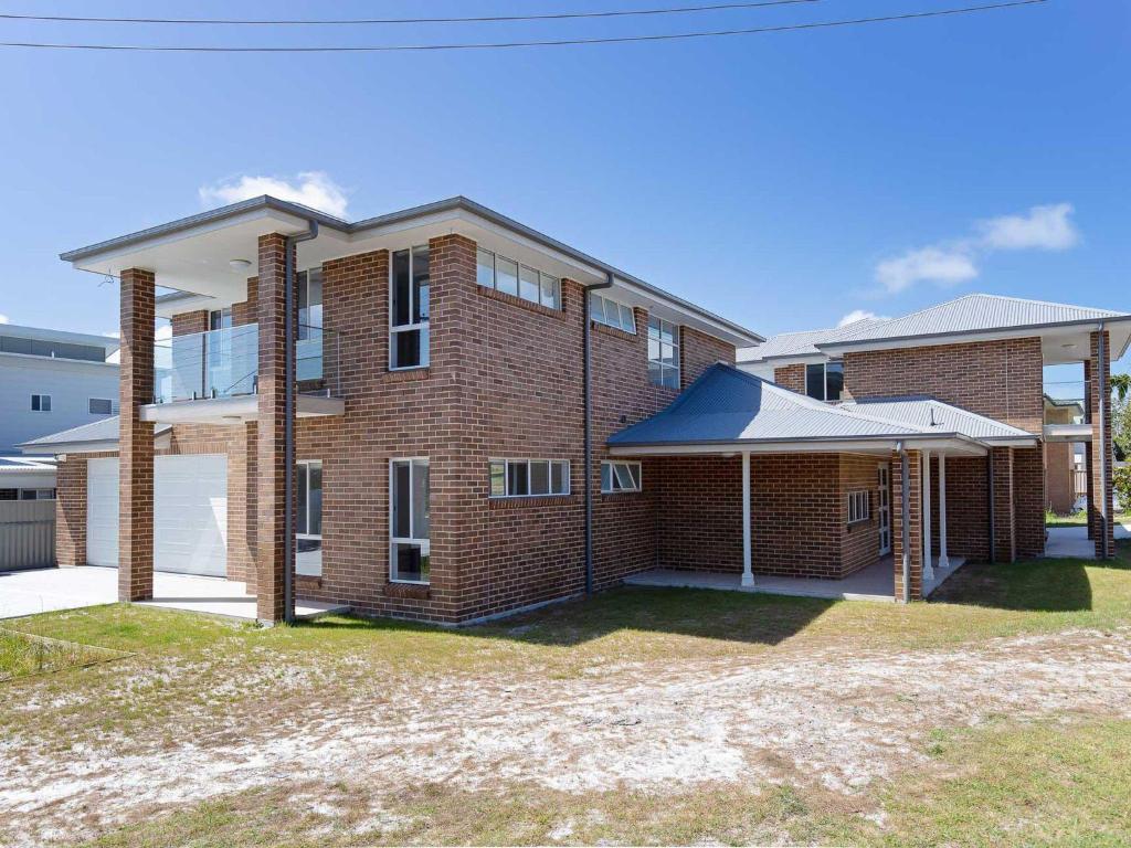 5 Bent Street huge house with Foxtel and Aircon photo 1