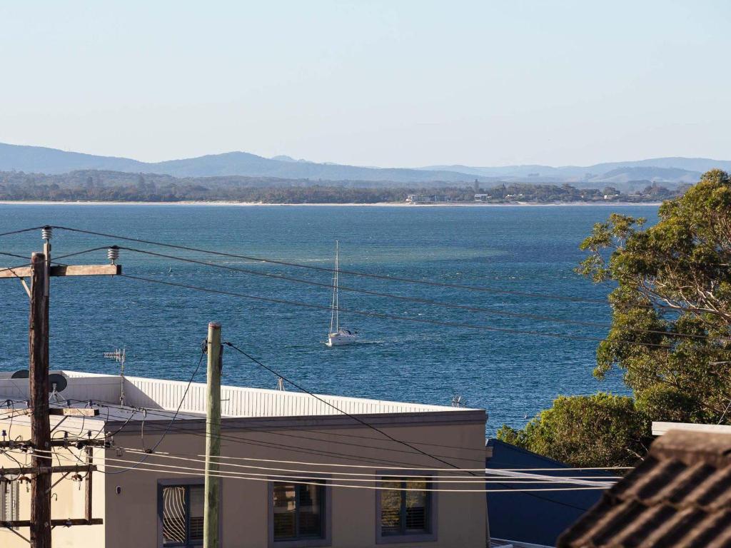 Bellevue 7 renovated unit with air con views central to CBD photo 4