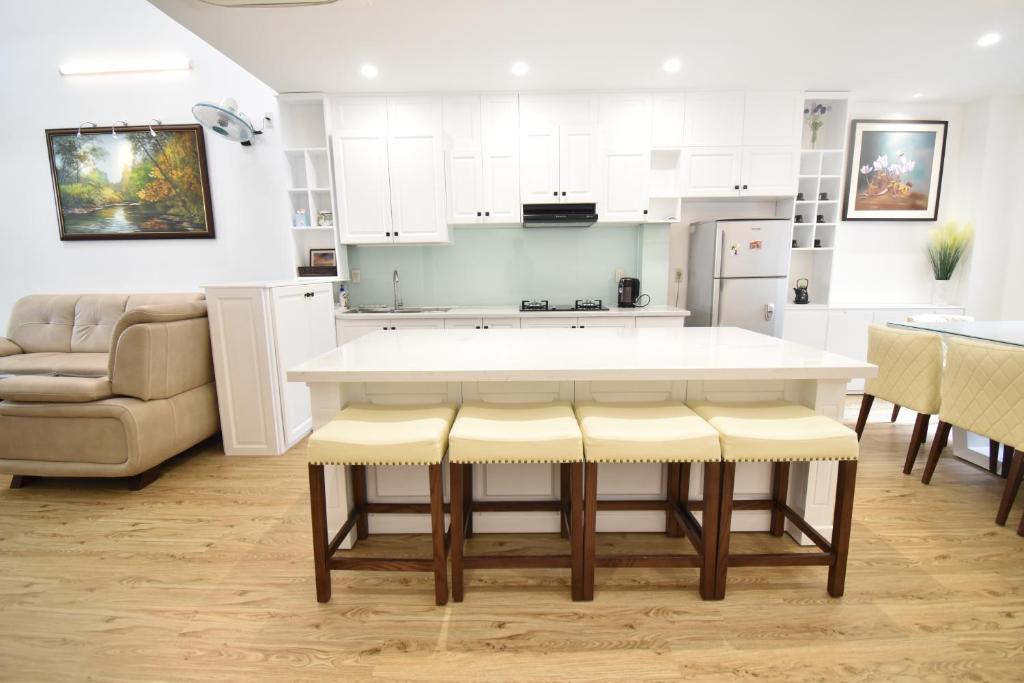 Full House 5 Bedroom Vacations - Near My Khe Beach.