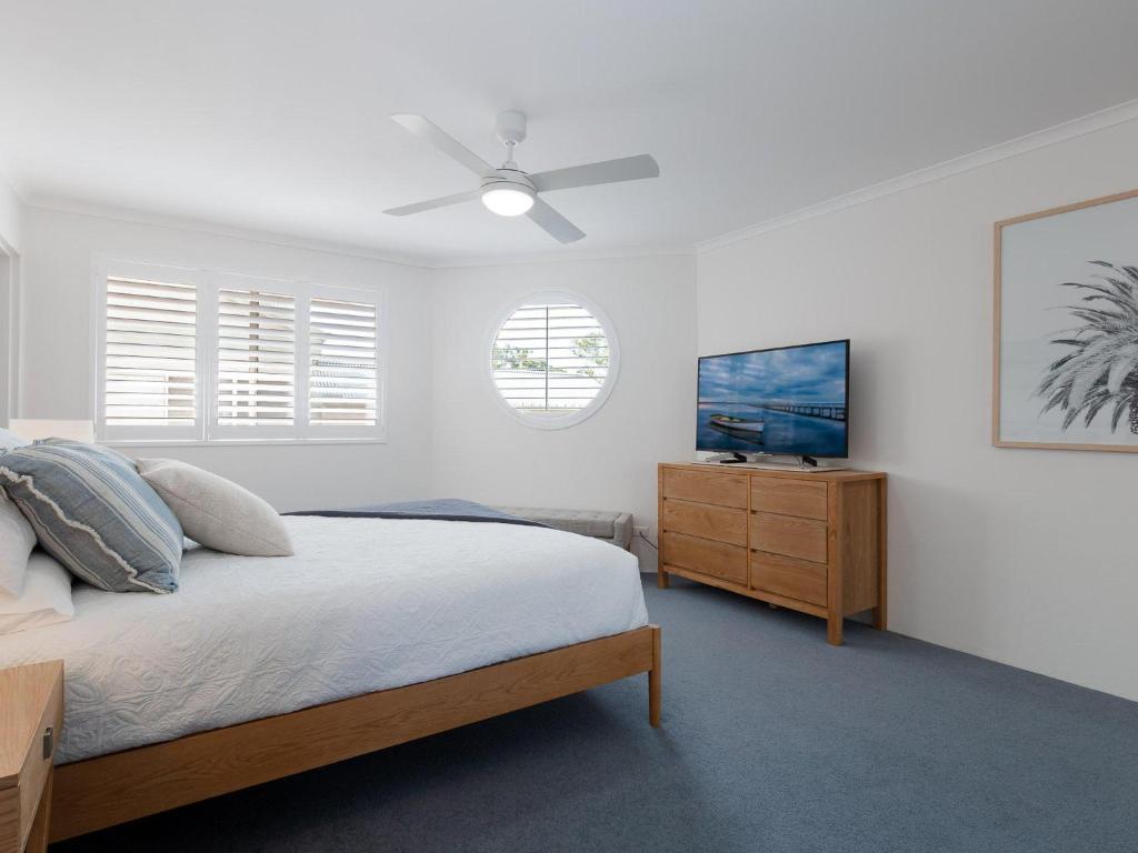 Pelican Sands 3 stunning waterfront unit with magical water views and air conditioning photo 1