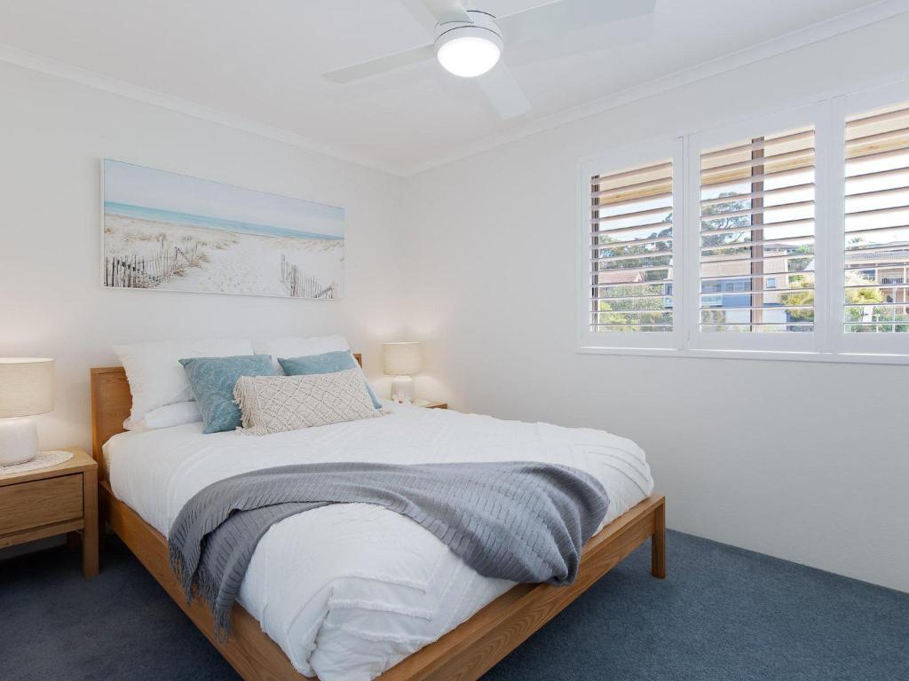Pelican Sands 3 stunning waterfront unit with magical water views and air conditioning photo 4