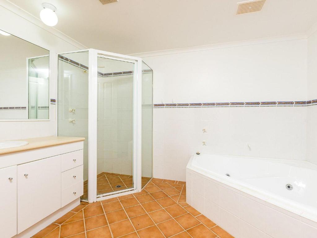 Peninsula Waters 3 Beautiful Air Conditioned Unit with Pool Lift and WI-FI photo 1