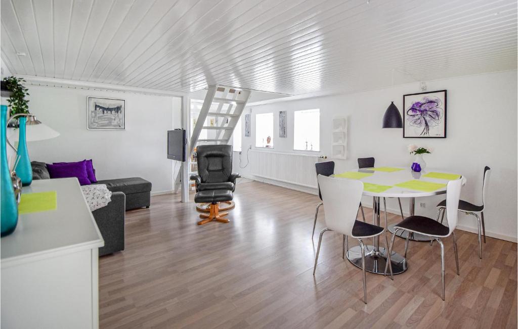 Awesome Home In Juelsminde With 2 Bedrooms And Wifi photo 3