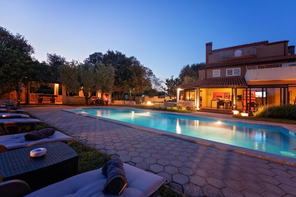 Guesthouse ''Barboska'' - big outdoor swimming pool & private tennis court photo 1