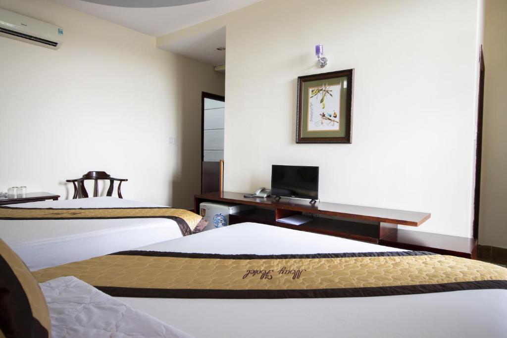 Четырехместный (Стандартный четырехместный номер с балконом), May Hotel