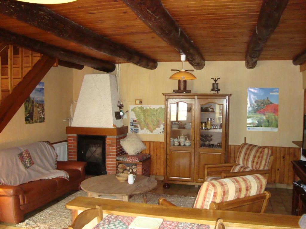 CHARMANTE MAISON A LA CAMPAGNE AU COEUR DES PREMIERS VOLCANS photo 1