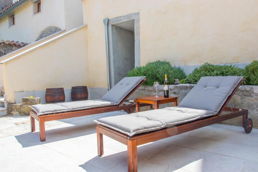New renovated stone house photo 3
