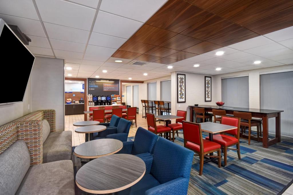 Holiday Inn Express & Suites Allentown-Dorney Park Area, an IHG Hotel photo 3