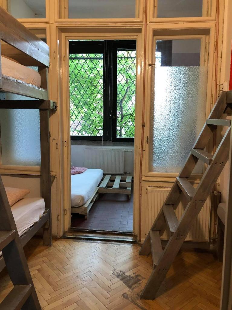 Номер (Односпальная кровать в общем номере для мужчин и женщин), Baroque Hostel