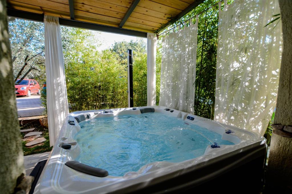 Lee house, WI-FI,FREE PARKING, HOT TUBE photo 1