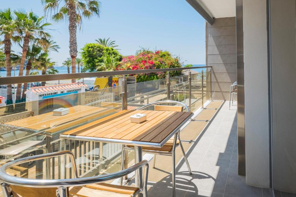H Boutique la Caleta bay photo 4