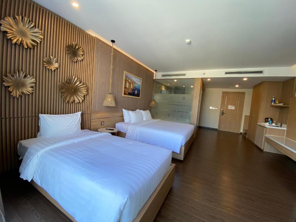 Трехместный (Трехместный номер с балконом), Virgo Hotel